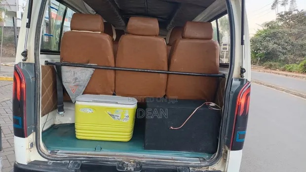 Toyota HiAce Tour Van 2011 - 1