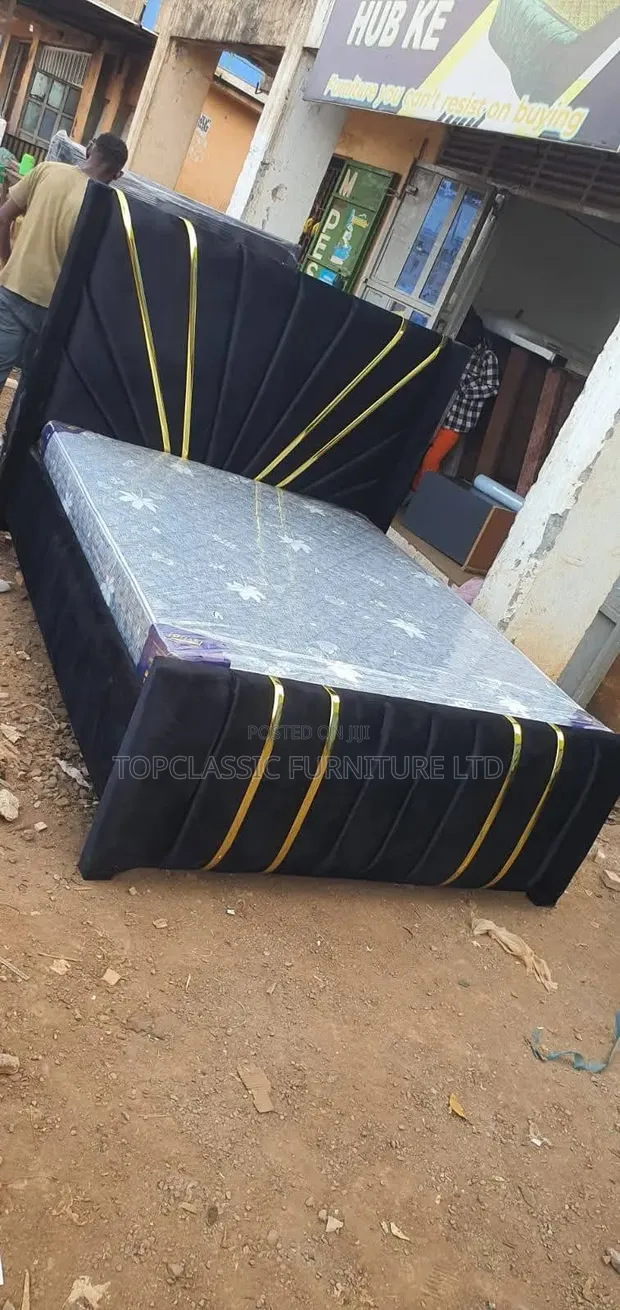 Kitanda cha Chester 5x6 Nyeusi na Kijivu chenye Vitu vya Dhahabu - 1