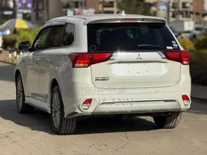 Mitsubishi Outlander PHEV 2019 White