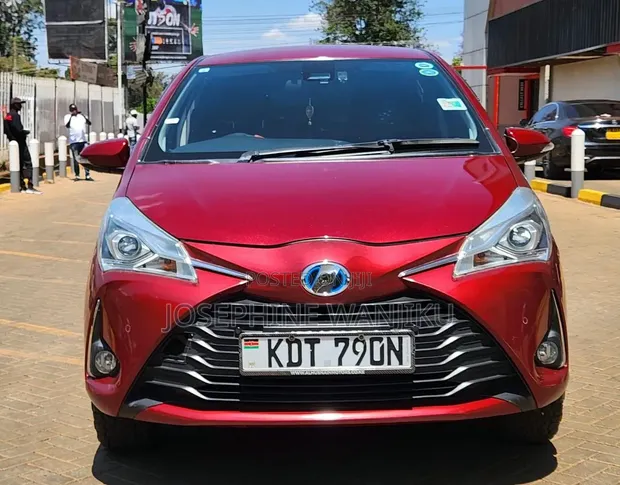 Toyota Vitz 1.5 FWD Hybrid 2019 Nyeusi - 1