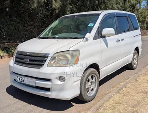 Toyota Noah 2006 Nyeupe