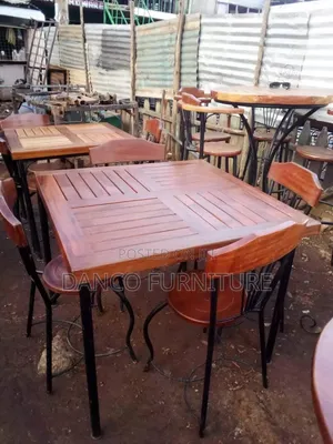 Meza ya Kula ya Mahogany