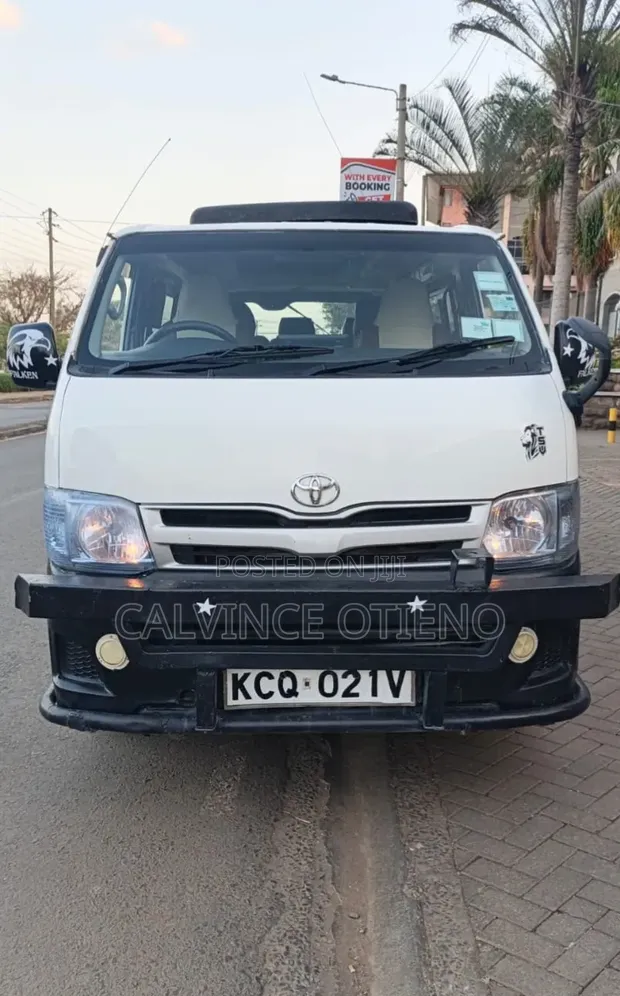 Toyota HiAce Tour Van 2011 - 1