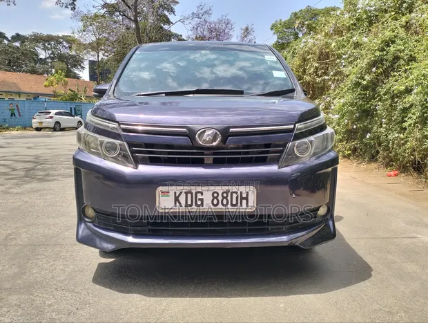 Toyota Voxy 2015 Zambarau - 1