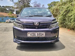 Toyota Voxy 2015 Zambarau