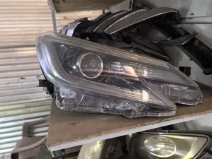 Taa ya Xenon ya Toyota Mark X 2014