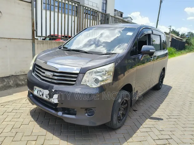 Toyota Noah 2013 Gray - 1