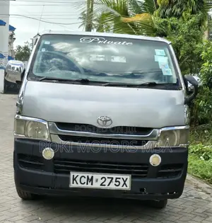 Toyota HiAce 2013 Nyeupe