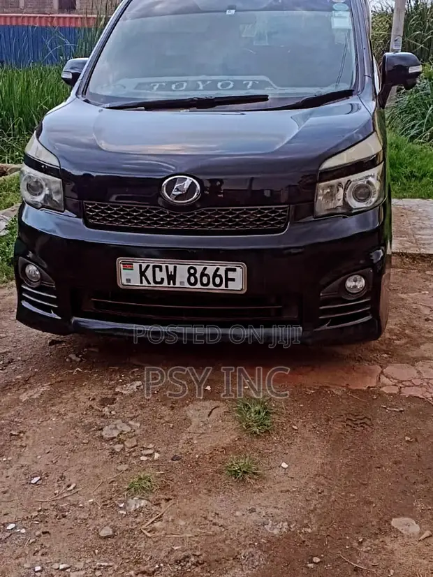 Toyota Voxy V 2WD 8-Seater 2011 - 1