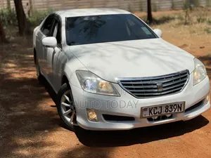 Toyota Crown Royal Saloon 2010