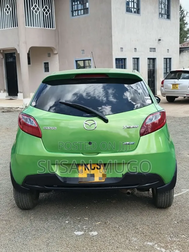 Mazda Demio 2011 Kijani - 1