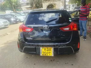 Toyota Auris 2013 Nyeusi