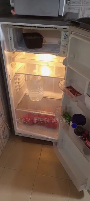 Hisense Friji - Kijivu, Juu ya Freezer