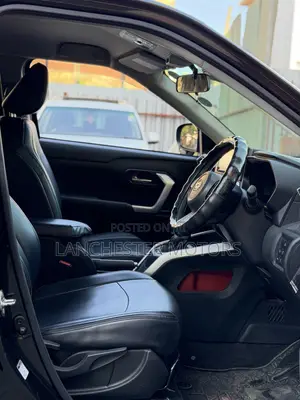 Daihatsu Rocky 2020 Nyeusi