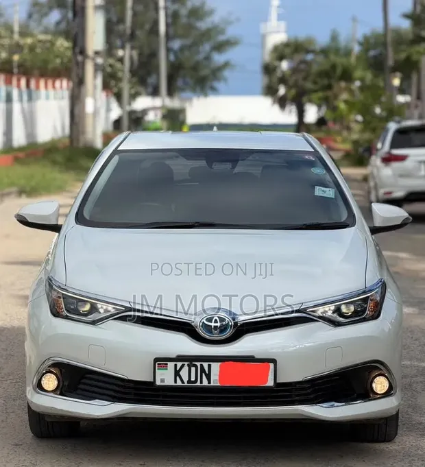 Toyota Auris Hybrid 2016 Pearl - 1