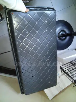 Hydroponic Trays with Distributed Drainage Holes