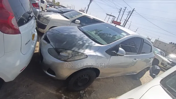 Mazda Demio 2012 Nyeupe - 1