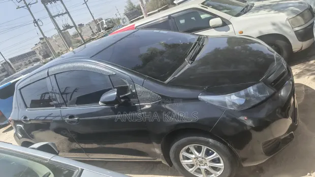 Toyota Vitz 2012 Nyeusi - 1