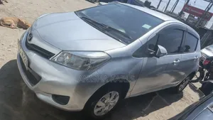 Toyota Vitz 2011 Silver