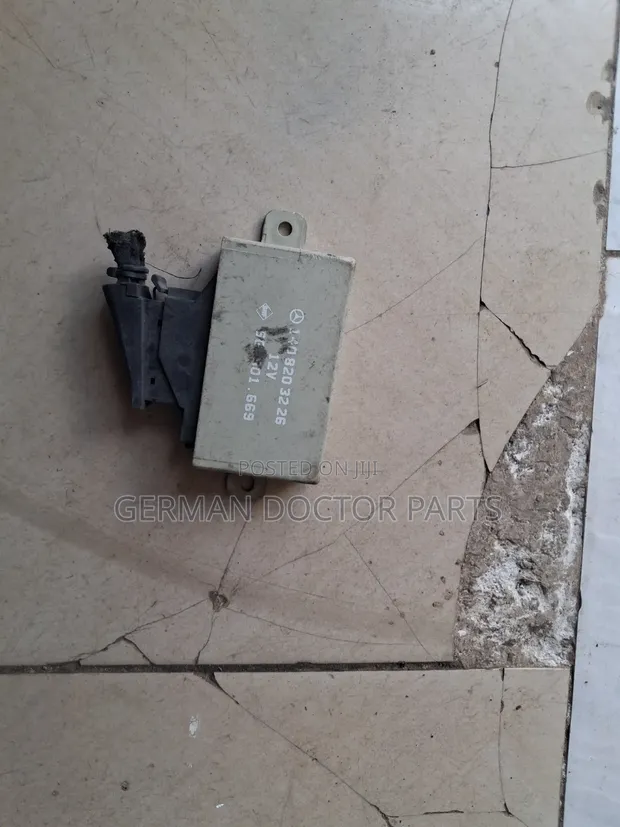 Mercedes-Benz W140 Headrest Control Module - 1