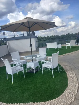 Set ya Samani Nyeupe za Rattan za Nje na Meza ya Kioo & Mwavuli