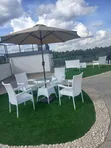 Set ya Samani Nyeupe za Rattan za Nje na Meza ya Kioo & Mwavuli - 1