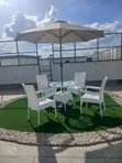 Set ya Samani Nyeupe za Rattan za Nje na Meza ya Kioo & Mwavuli - 2