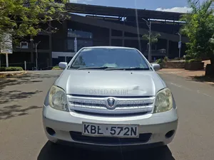 Toyota IST 2004 Nyeupe