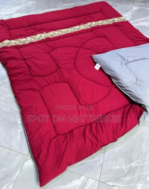 Duvet Maridadi na Kingo za Lace