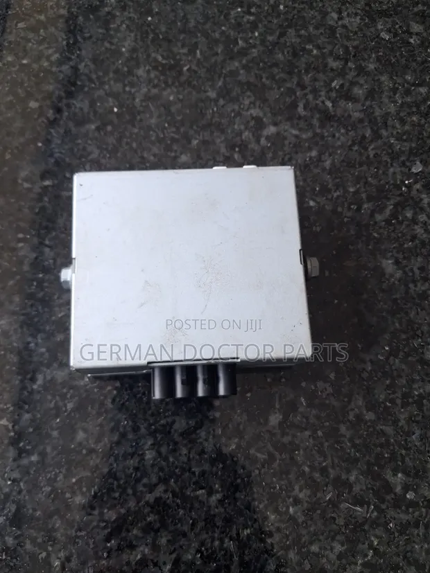 Mercedes-Benz W203 Antenna Selector Amplifier Module - 1