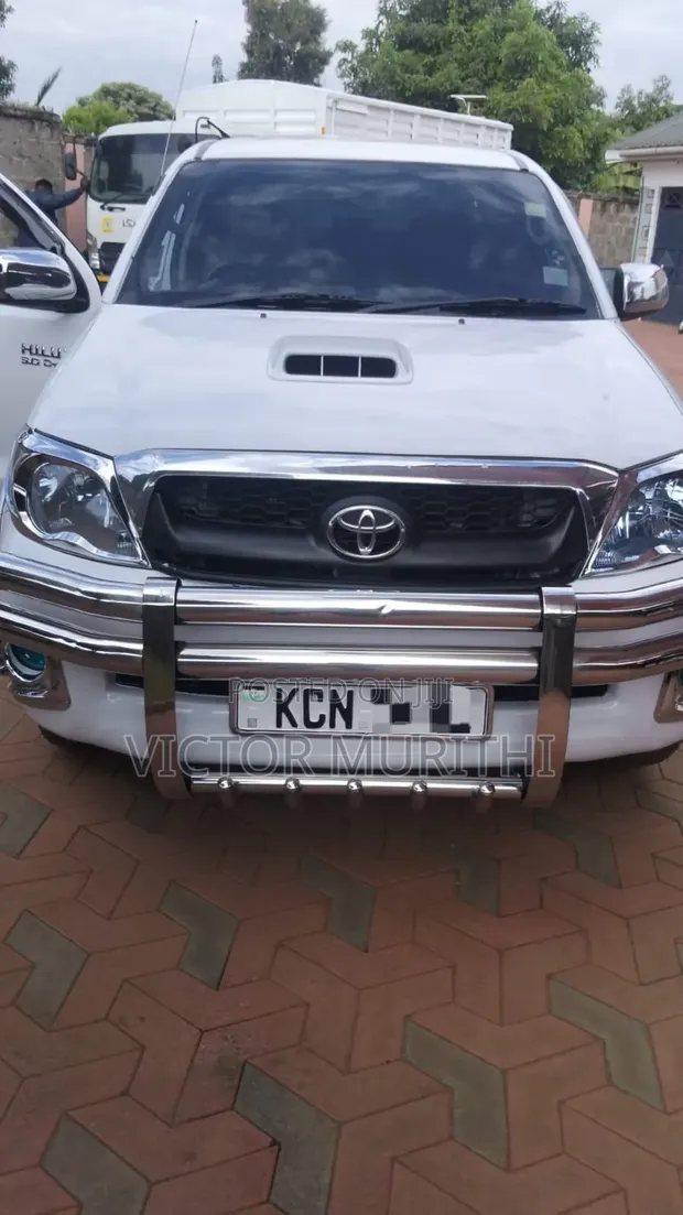 Toyota Hilux Vigo Invincible 2011 Nyeupe - 1
