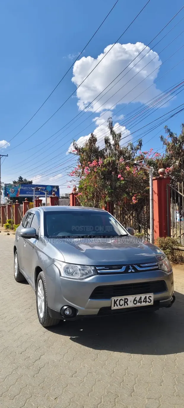 Mitsubishi Outlander 2012 Nyeupe - 1