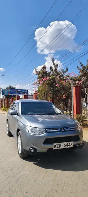 Mitsubishi Outlander 2012 Nyeupe
