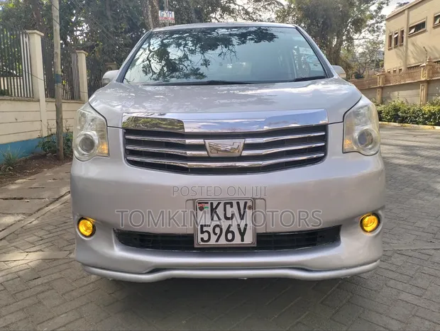 Toyota Noah 2012 Silver - 1
