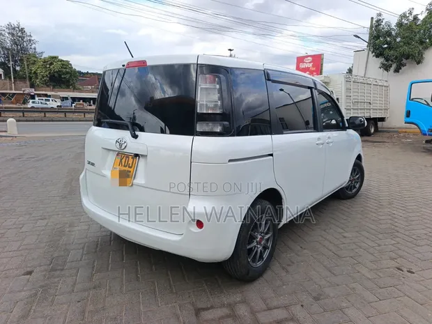 Toyota Sienta 2015 White - 1