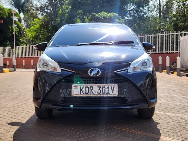 Toyota Vitz 1.3 FWD 5dr 2017 Nyeusi - 1