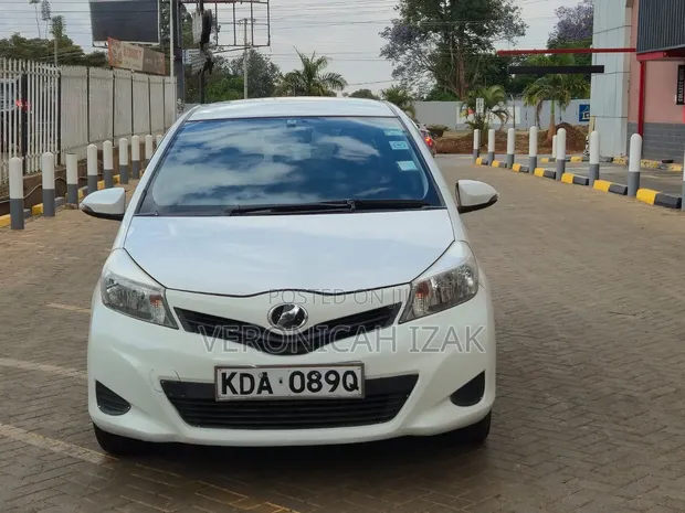 Toyota Vitz 2014 Nyeupe - 1