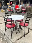Meza ya Marumaru Nyeupe ya Mviringo na Viti Vyekundu vya Baa - 1