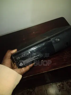 Xbox 360 Nyeusi na Michezo 14 (Chipped)