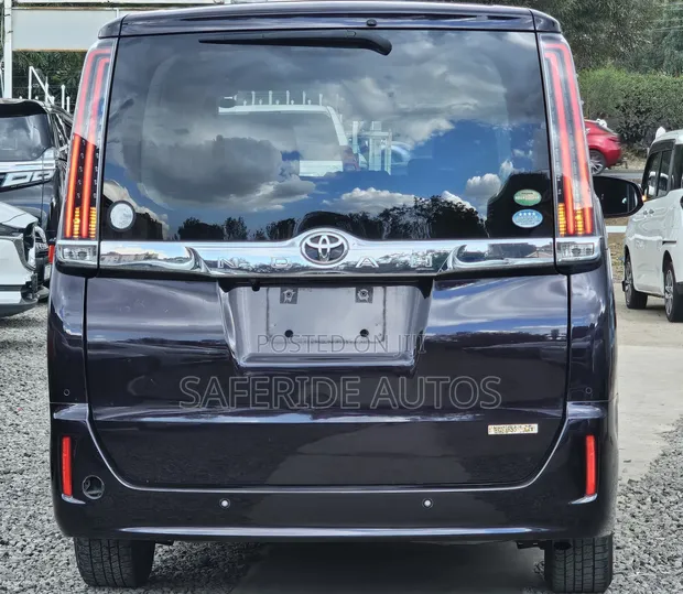 Toyota Noah 2.0 FWD (Viti 8) 2019 Zambarau - 1