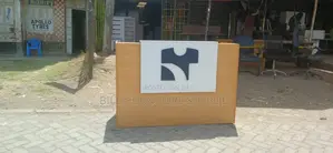 Modern Wooden Office Reception Desk na Custom Logo Panel