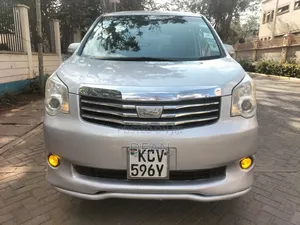 Toyota Noah 2012 Nyeupe
