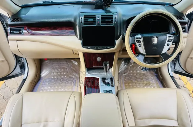 Toyota Crown 2011 Silver - 1