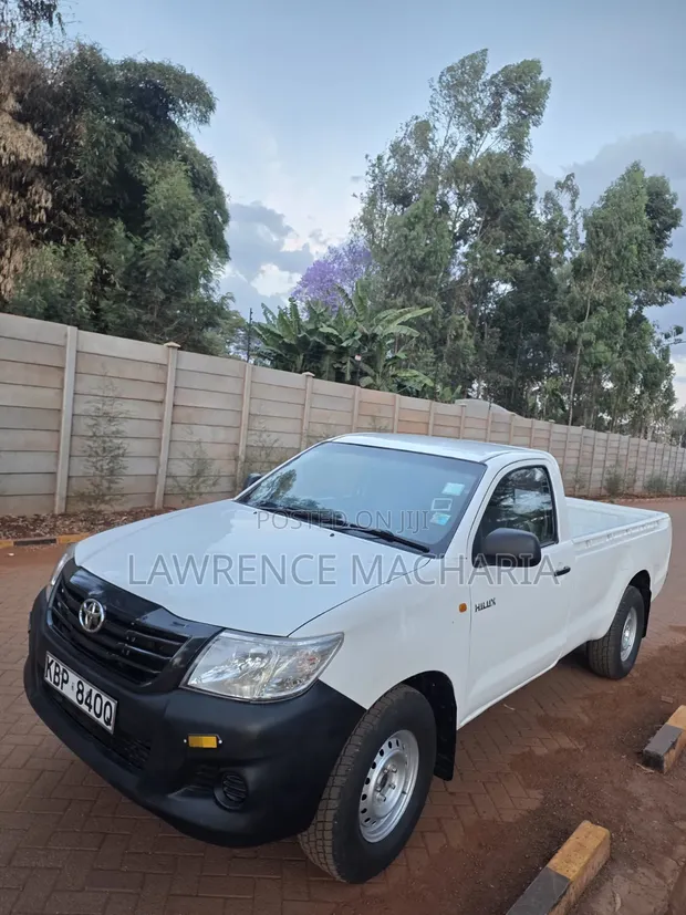 Toyota Hilux 2011 Nyeupe - 1