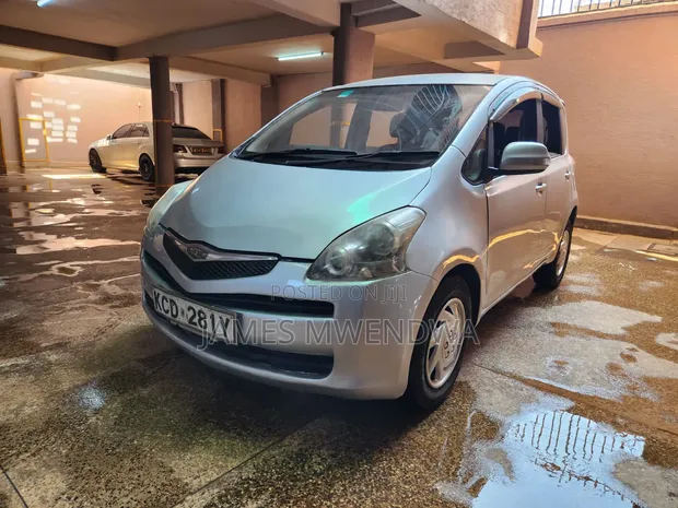 Toyota Ractis 1.3 FWD 2009 Nyeupe - 1