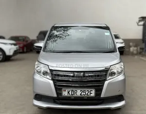 Toyota Noah 2017 Nyeupe