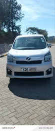 Toyota Voxy 2014 Nyeusi - 2