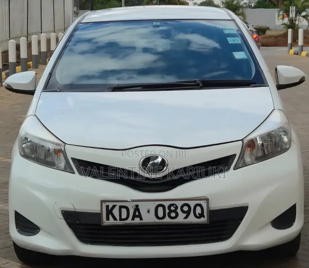 Toyota Vitz 2014 Nyeupe - 1
