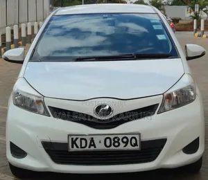 Toyota Vitz 2014 Nyeupe