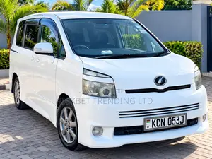 Toyota Voxy V 2WD 8-Seater 2010